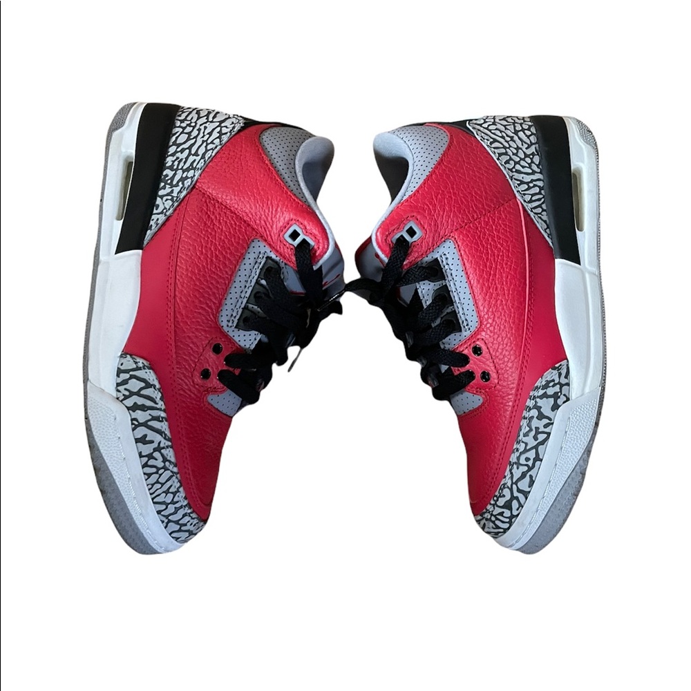 Jordan Retro Fire Red 3’s
Worn a few times but still in EXCELLENT condition.
